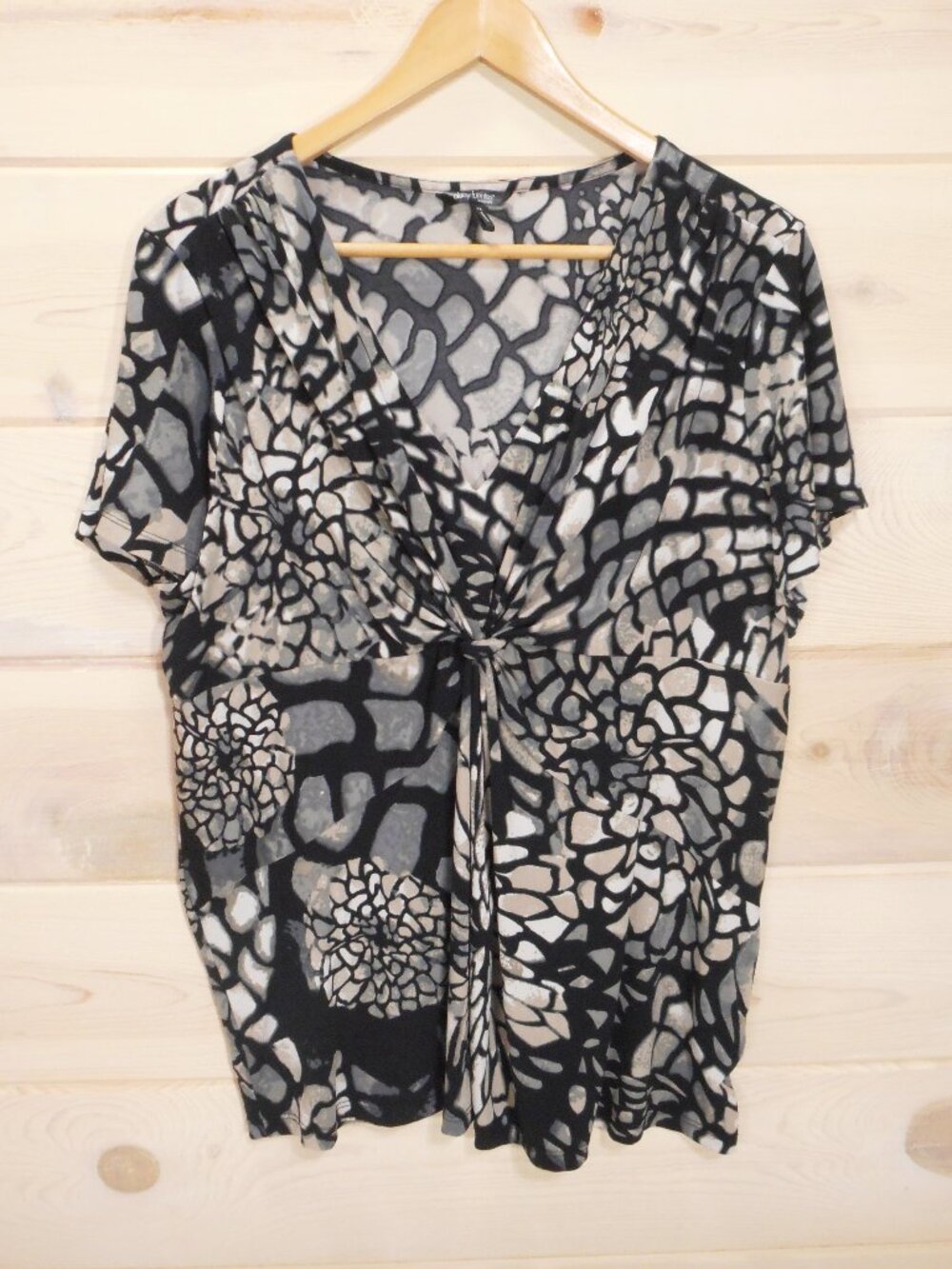 Daisy Fuentes Women's Plus Size 1X Twist Front V-Neck Short Sleeve Top Neutrals